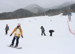 待望の銀世界 初滑り楽しむ　岡山県北２スキー場 今季初営業