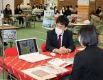 高校、大学生らに県内就職促す　岡山でフェス、１１０人面接臨む