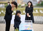 水面に花浮かべ、犠牲者悼む　中華航空機墜落３０年で慰霊式