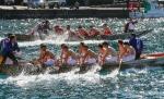迫力の「櫂伝馬競漕」　和歌山・串本、水門祭