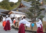 奈良の大神神社で防火訓練　巫女らバケツリレー