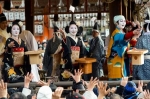 京都・八坂神社で「節分祭」　舞妓ら幸せ願い豆まき