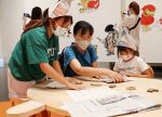 ５万号紙面で絵本の帽子できた！　岡山県立美術館「かこさとし展」