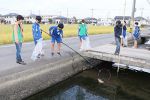 海ごみ削減へ岡山の用水路清掃　環境団体と操南中生徒ら１００人
