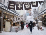 雪化粧の「二十四日市」開催　民芸品販売、岐阜・高山