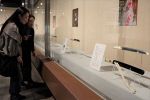 伝統技術の粋「お守り刀展」開幕　林原美術館、現代刀工の秀作集う