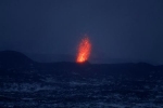 アイスランド噴火、沈静化　上空から視察の科学者が見解