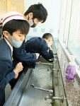 ４校園で水道蛇口改修進む、奈義町　自動やレバー式で新型コロナ対策