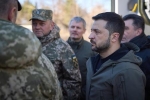 ウクライナ政権と軍に不協和音　大統領、求心力低下を警戒