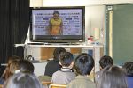 人権問題 ＤＶＤで考えて　岡山地方法務局が作成、児童に披露