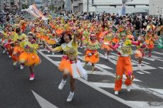 マーチング演奏や踊り華やかに　福山ばら祭 ４年ぶりパレード　