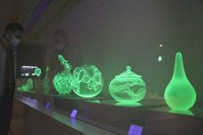 ウランガラス 幻想的空間を演出　鏡野の美術館で作品展