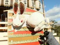 迫力！ ウサギの巨大絵馬登場　岡山神社、揺れる首や尻尾で出迎え