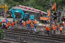 インド、運行システムに問題か　列車衝突事故で鉄道相