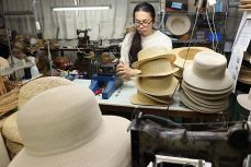 出番待つ麦わら帽子 生産最盛期　笠岡のメーカー、手作業で縫製