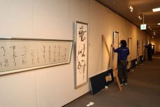 書道や彫刻１６２点展示へ準備　県展津山会場２期２８日開幕