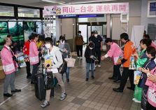 岡山空港 台北線３年ぶり運航再開　初便１７８人到着 記念品配り祝う
