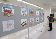 消防、救急車描いた力作１３９点　笠岡でこども写生大会作品展