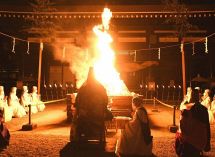 最上稲荷で「お火たき大祭」　参拝者、コロナ収束を願う