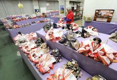 （４）日本貿易産業（高梁市）ひな人形　分業で年６万体生産