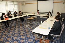 女性の声 政策反映へ意見交換　岡山で内閣府が「車座対話」