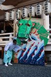 色彩鮮やか 辰の張り子登場　岡山神社に巨大絵馬