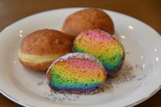 断面虹色 ハワイで人気の揚げパン　レストランペイネ、提供始める