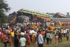 インド列車衝突、死者２８８人に　安全対策に遅れ、脱線車両は大破
