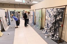 技と感性 自然美薫る作品を堪能　日本伝統工芸染織展２３日まで