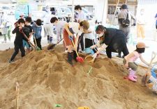 子どもたちの砂場をきれいに　津山・複合施設で親子ら作業