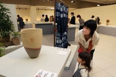 研ぎ澄ました技と感性の美　岡山で日本伝統工芸中国展開幕
