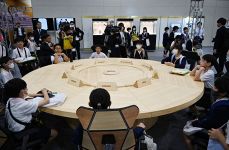 Ｇ７首脳使用の椅子座り記念撮影　広島サミット取材拠点で見学会