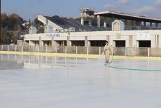 屋外でスケートを 今季１０日から　アイスランド津山 整氷作業進む