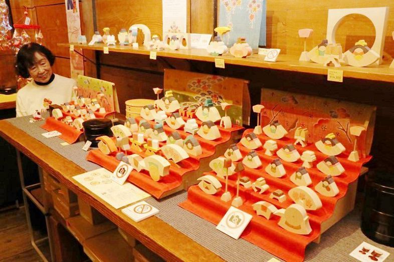 組み木や郷土玩具など約１００種類を披露する日本郷土玩具館