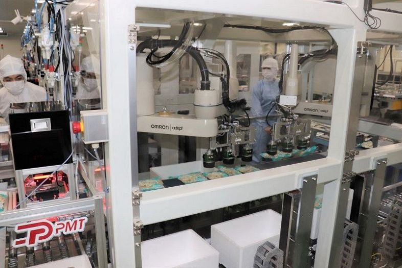 岡山第３工場の箱詰めライン。ロボットで作業を自動化している