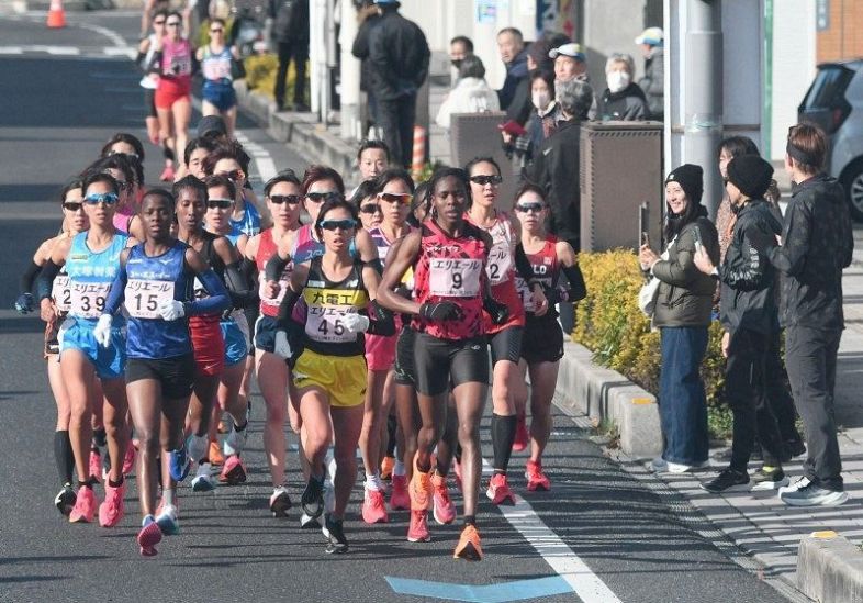 ハーフマラソンで先頭争いを繰り広げる選手たち＝岡山市北区伊福町