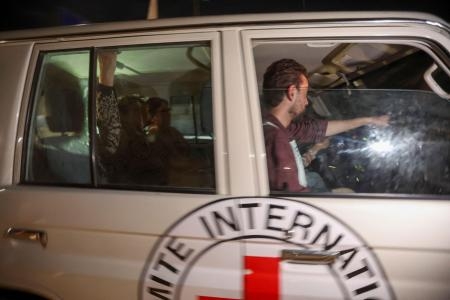 　引き渡された人質を乗せた赤十字の車＝２８日、ガザ（ロイター＝共同）