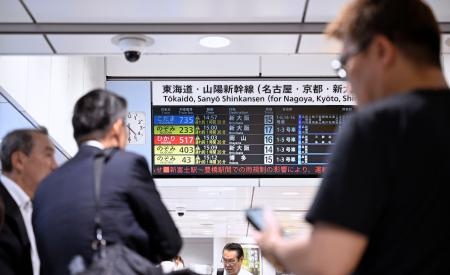 　大雨による遅延を知らせる東海道新幹線の案内板＝２日午後４時３０分、ＪＲ東京駅