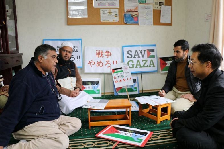 停戦を訴える活動について話し合うアムジャドさん（左）とアルアハマドさん（右から２人目）ら
