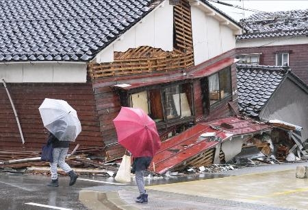 　地震で倒壊した石川県輪島市の家屋＝３月２６日