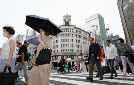 　高気圧の影響で東日本から北日本を中心に６～７月並みまで気温が上がり、東京・銀座で日傘を差す人たち＝２６日午後