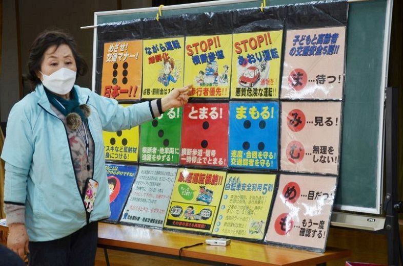 自らが開発した啓発資材を使い、お年寄りたちに交通事故防止を訴える松井さん