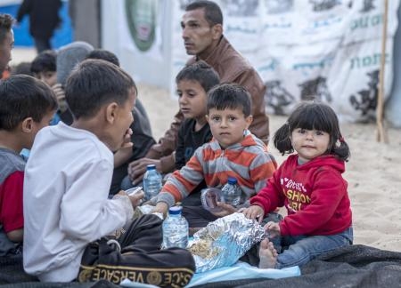 　イスラム教のラマダン（断食月）で日没後の夕食を取るパレスチナの避難民＝２７日、ガザ南部ラファ（ゲッティ＝共同）