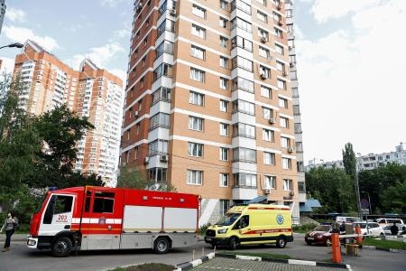 　無人機攻撃があったとされるモスクワの住宅に集まる救急車や消防車＝３０日（ロイター＝共同）