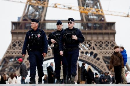 　パリのエッフェル塔近くで警備に当たる警察官＝２５日（ロイター＝共同）