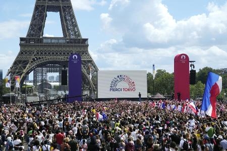 　東京五輪閉幕に合わせ、パリのエッフェル塔前で行われた引き継ぎ式＝２０２１年８月（ＡＰ＝共同）