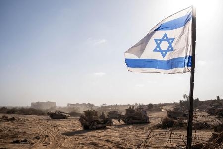 　１７日にイスラエル軍が提供した、パレスチナ自治区ガザとされる場所で作戦に参加するイスラエル軍車両（ロイター＝共同）