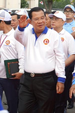 　１日、カンボジアの首都プノンペンで開かれた集会で支持者に手を振るフン・セン首相（共同）