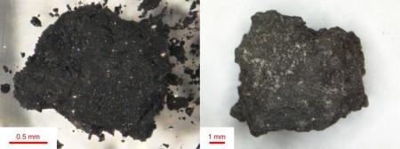 　りゅうぐうの試料（左）と、１８６４年にフランスに落下した隕石。りゅうぐうの試料の方が色が暗い（東北大などの研究チーム提供）