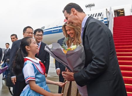 　中国浙江省杭州市に到着し歓迎を受けるシリアのアサド大統領（手前右）＝２１日（新華社＝共同）